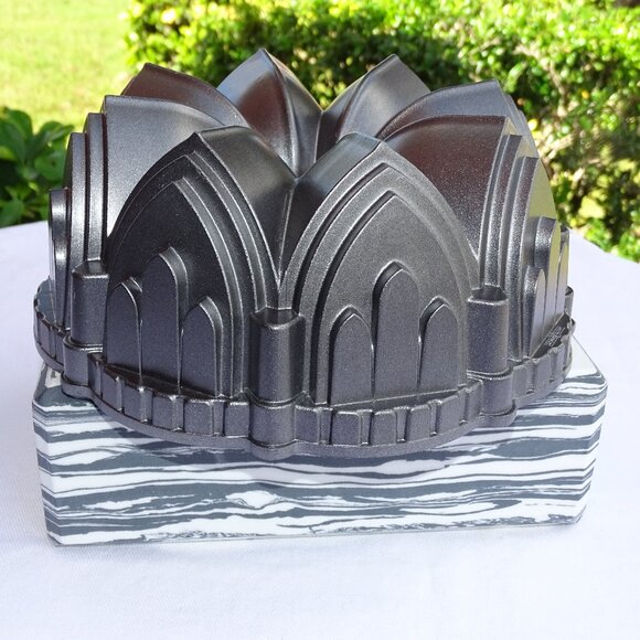 Nordic Ware Cathedral 10 Cup Pan Bundt Cake Heavy Cast Aluminum Non Stick - Picture 1 of 3